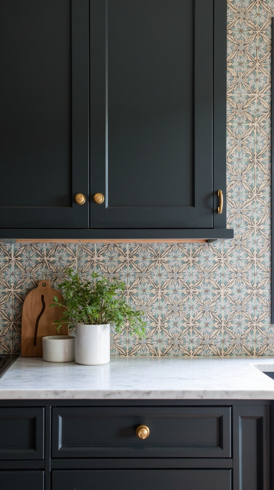 mesmerizing focal kitchen tile design